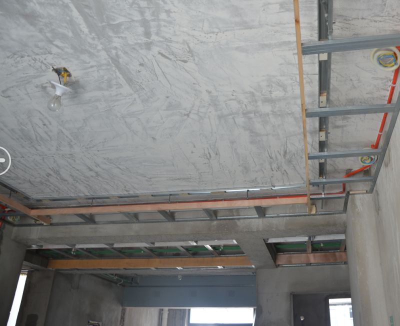 吊顶工程中板面的接缝直线度达标石膏板使用l型整板,吊顶龙骨安装无不